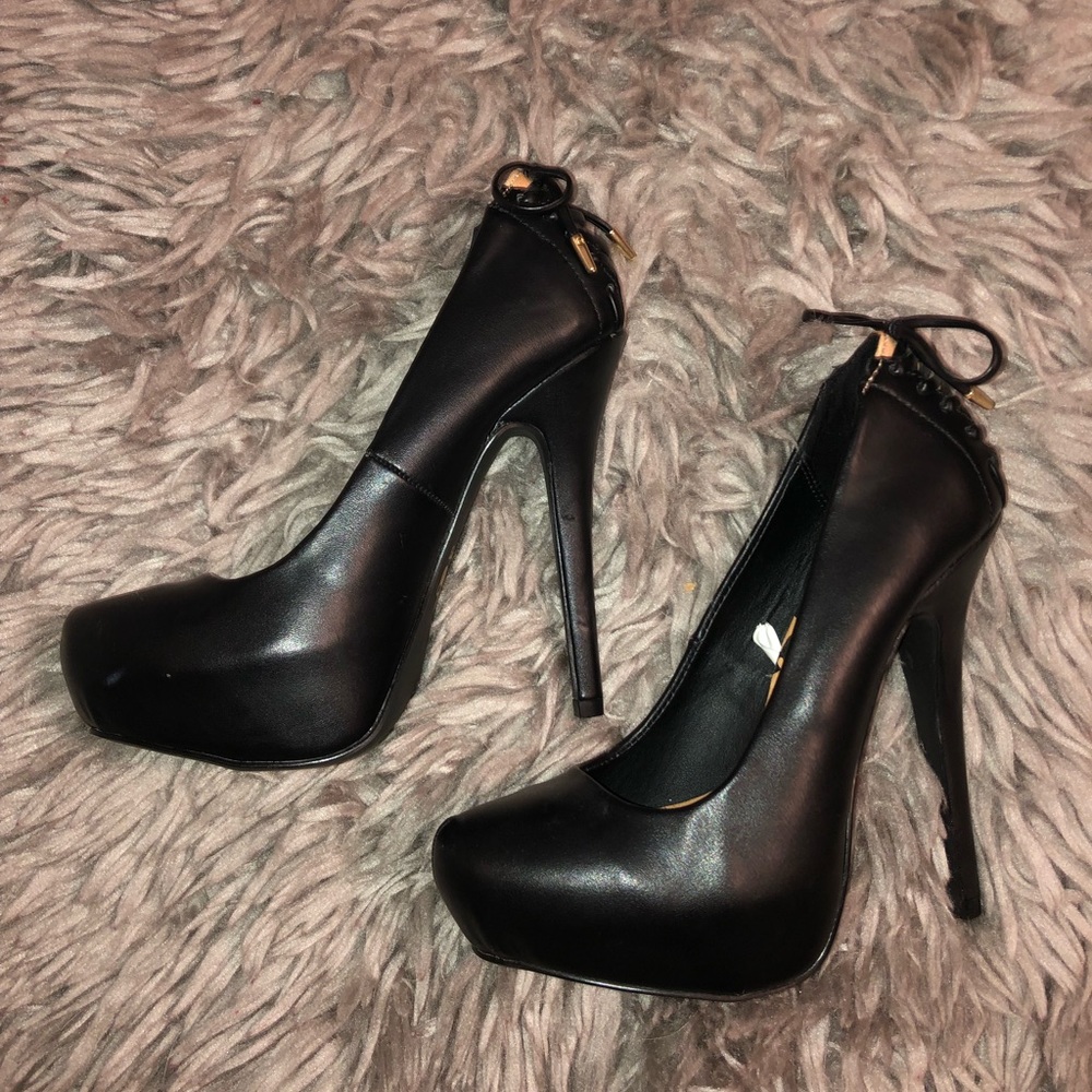 Black with cheetah pumps